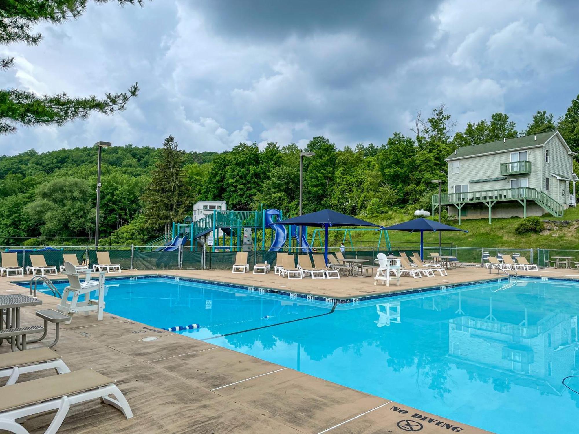 Premier Cozy Cabin - Free Amenities & Comm Indoor Pools Бушкил Екстериор снимка