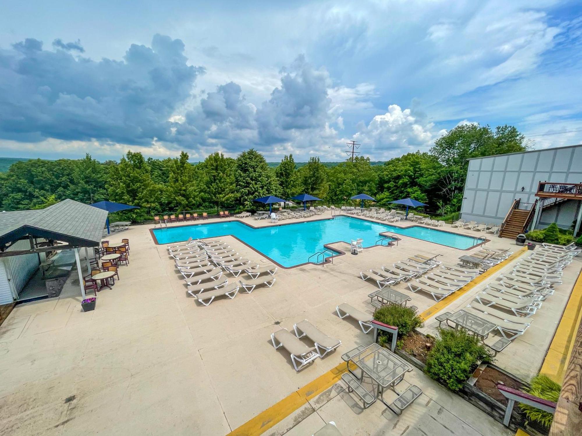 Premier Cozy Cabin - Free Amenities & Comm Indoor Pools Бушкил Екстериор снимка
